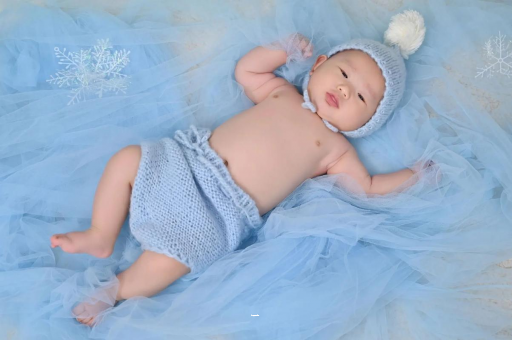 张北三个月宝宝挠耳朵